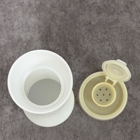 Vintage Tupperware hourglass shaker 6" - Picture 6 of 9